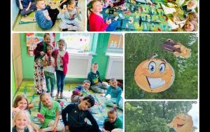 Klasa 1d bawi się na dywanie